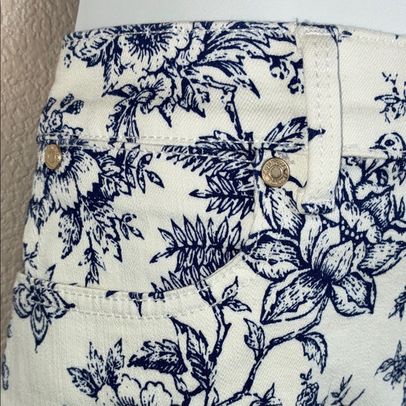 TALBOTS denim skirt, white with pretty Blue floral pattern with birds. 10 NWT - Picture 8 of 17